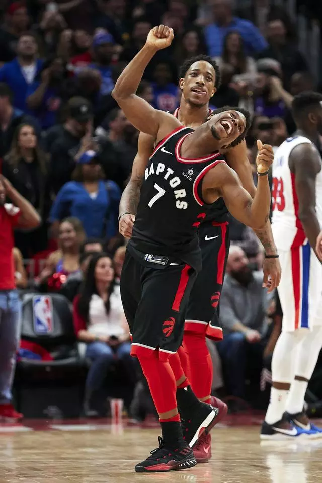 显得冷静沉 显得冷静沉